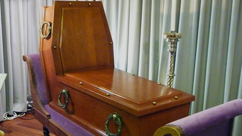 Погребальный музей в Вене - Сидячий гроб