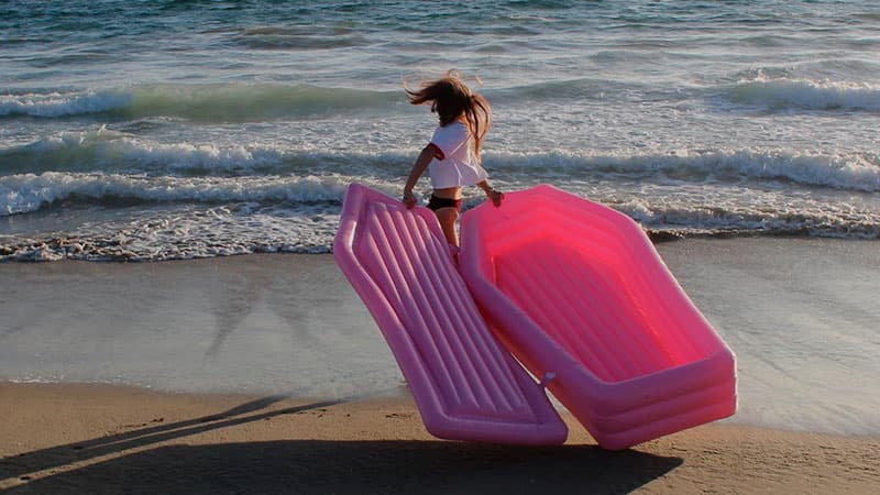 Весёлое лето: надувной пляжный гроб