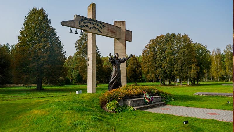 Мемориальный комплекс "Проклятие фашизму" в Шуневке