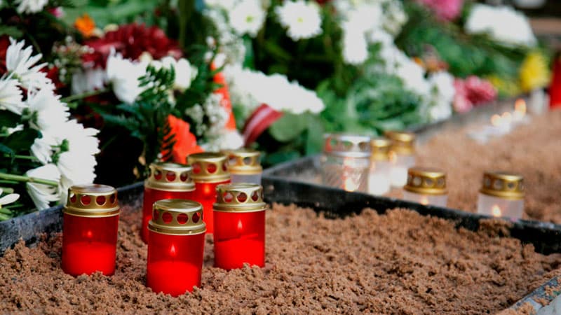 Свечи и лампады: правила безопасности дома и на кладбище