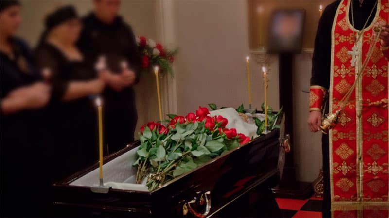 Как подготовить умершего к православным похоронам?